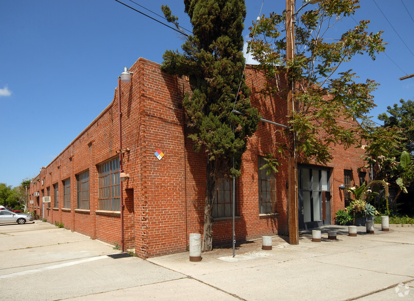 600-696 Moulton Ave, Los Angeles, CA à louer - Photo de l’immeuble – Image 3 sur 8