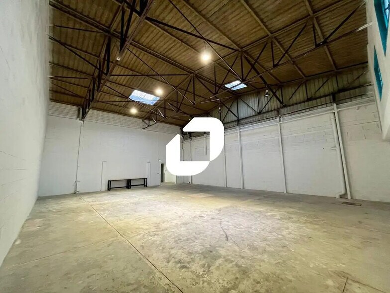 Local d’activités dans Vénissieux à louer - Photo intérieure – Image 2 sur 10