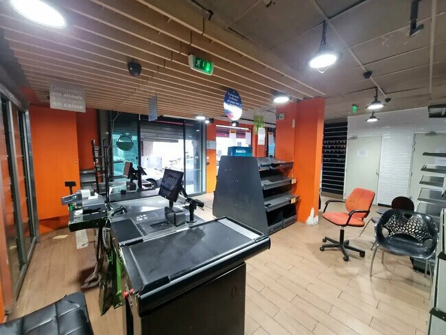 Plus de détails pour Local d'activités à louer