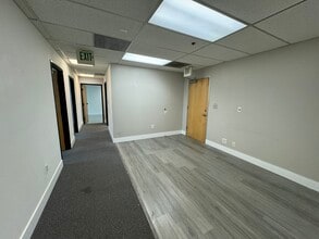 15928 Ventura Blvd, Encino, CA à louer Photo de l’immeuble– Image 1 sur 2