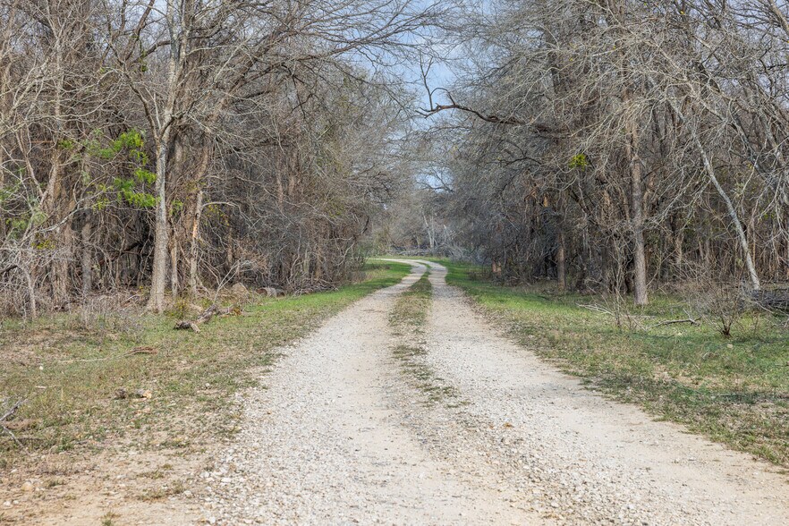 1144 Treetop ln, Luling, TX à vendre - Photo de l’immeuble – Image 2 sur 67