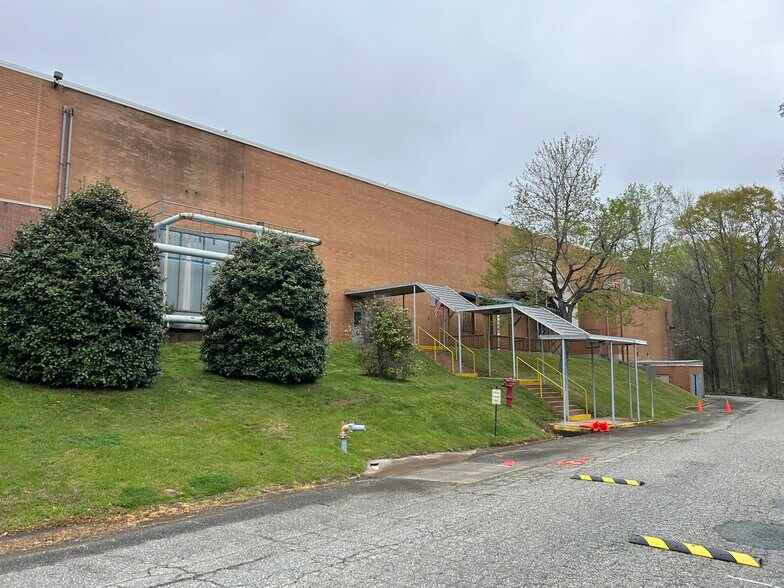 300 Dickson Rd, Lowell, NC à louer - Photo de l’immeuble – Image 2 sur 10