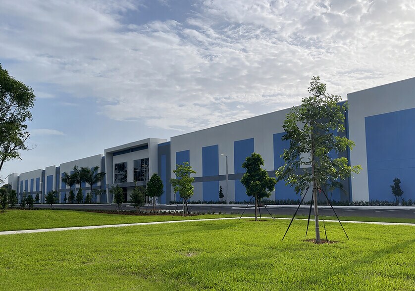 4851 W Atlantic Blvd, Coconut Creek, FL à louer - Photo de l’immeuble – Image 1 sur 15