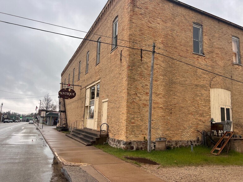 505 Main St, Wild Rose, WI à vendre - Photo de l’immeuble – Image 3 sur 5