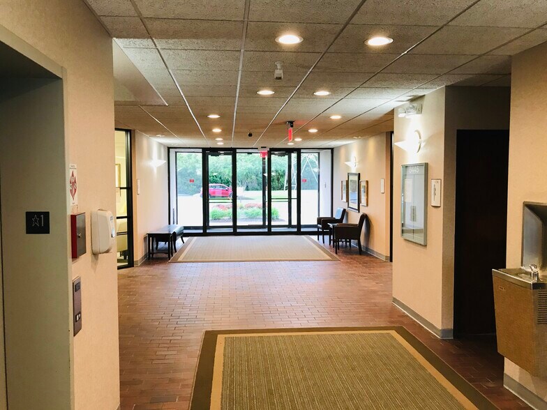 8445 Keystone Crossing, Indianapolis, IN à louer - Photo de l’immeuble – Image 3 sur 8