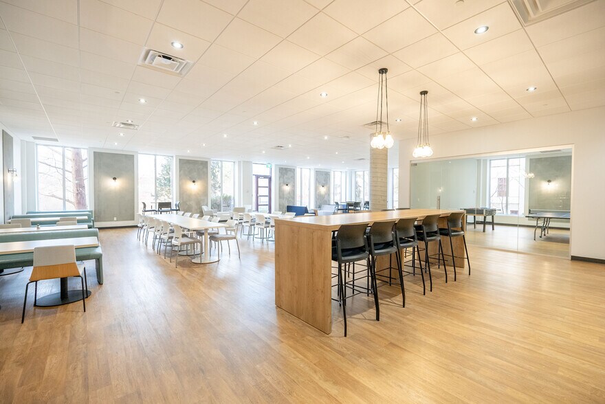 275 Boul Armand-Frappier, Laval, QC à louer - Photo intérieure – Image 3 sur 8