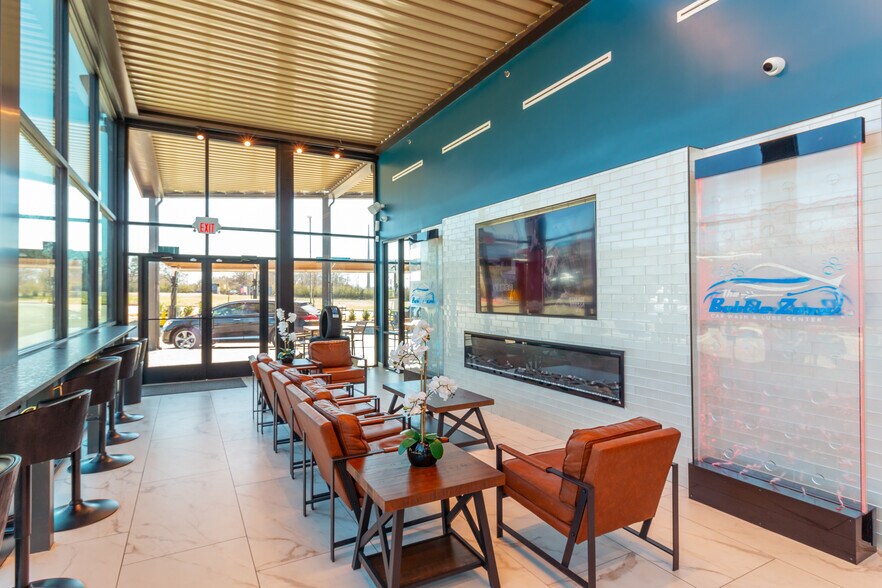 5243 Naaman Forest Blvd, Garland, TX à vendre - Photo intérieure – Image 2 sur 37