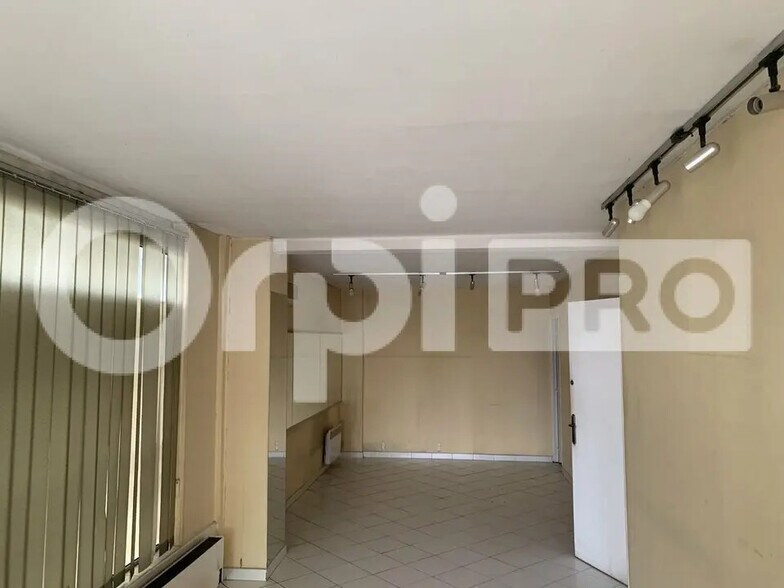 Local d'activités dans Vauvert à vendre - Photo de l’immeuble – Image 3 sur 6