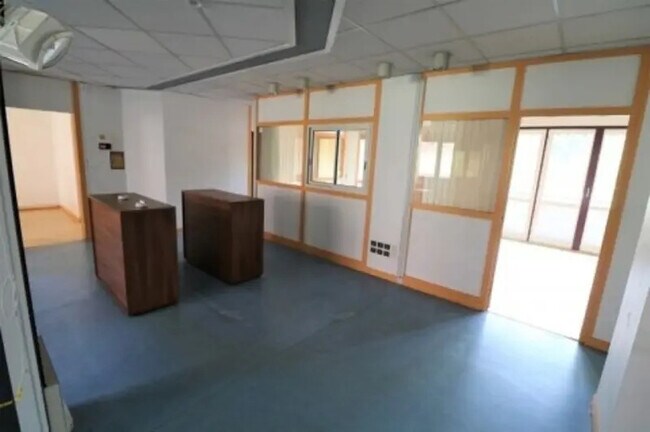 Plus de détails pour Local d'activités à louer