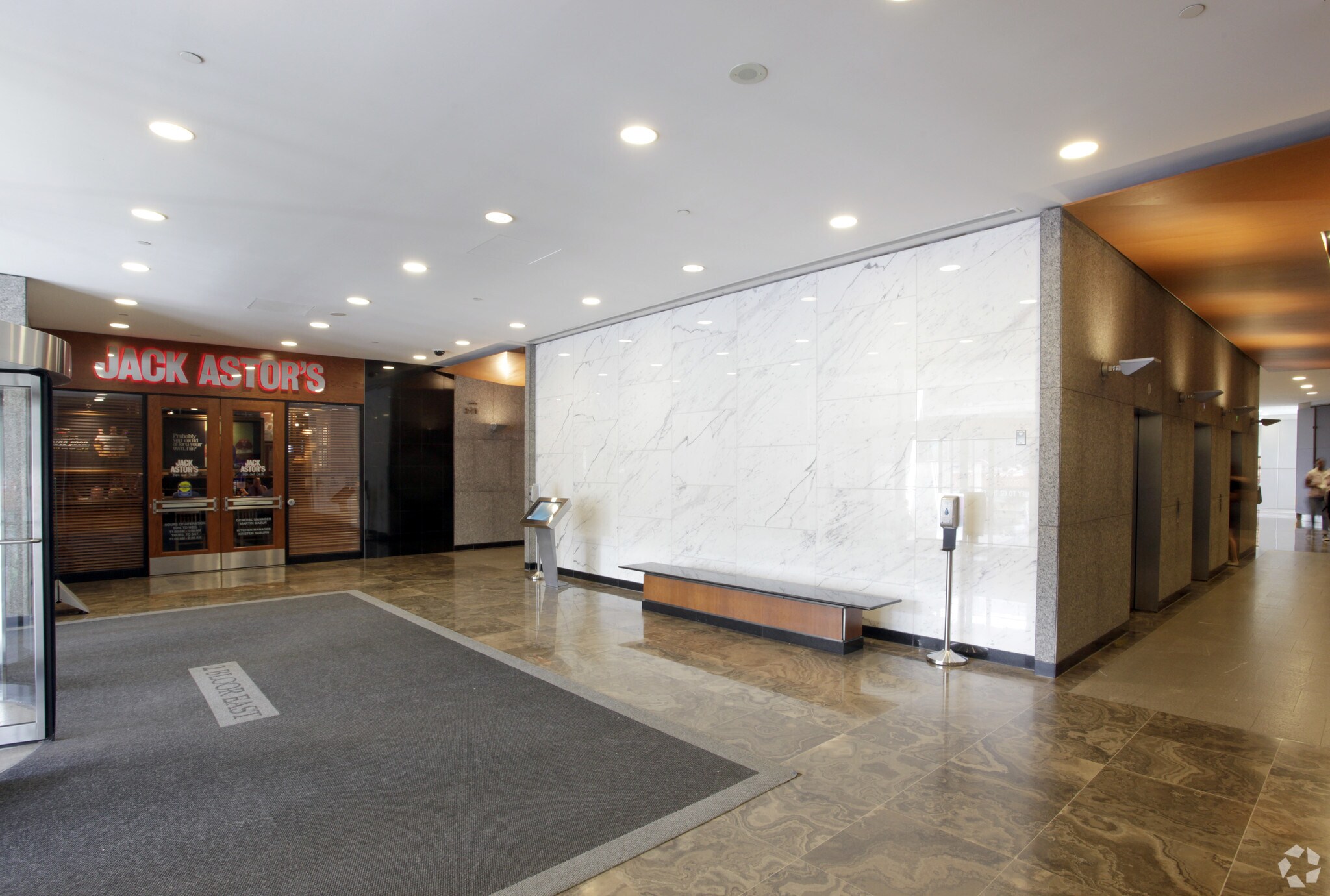 2 Bloor St E, Toronto, ON à louer Photo principale– Image 1 sur 3