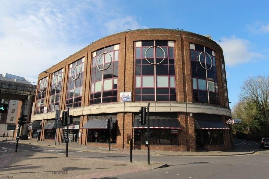 Wood St, Kingston Upon Thames à louer - Photo de l’immeuble – Image 1 sur 8