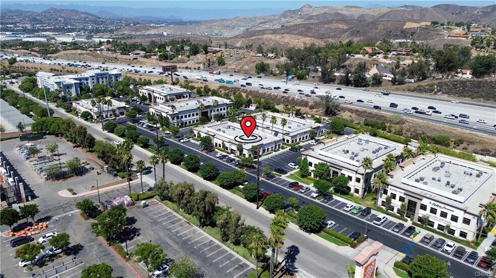 2079 Compton Ave, Corona, CA à louer - Aérien – Image 1 sur 22