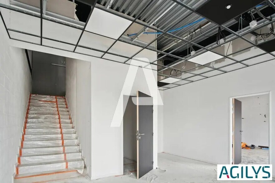 Local d'activités dans Courtry à vendre - Photo de l’immeuble – Image 3 sur 5