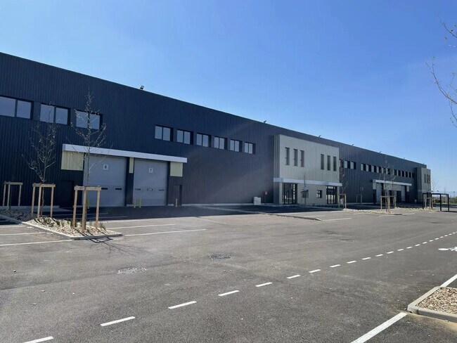 Plus de détails pour 22 Rue Des Freres Lumiere, Saint-Bonnet-de-Mure - Bureau, Local d'activités à louer
