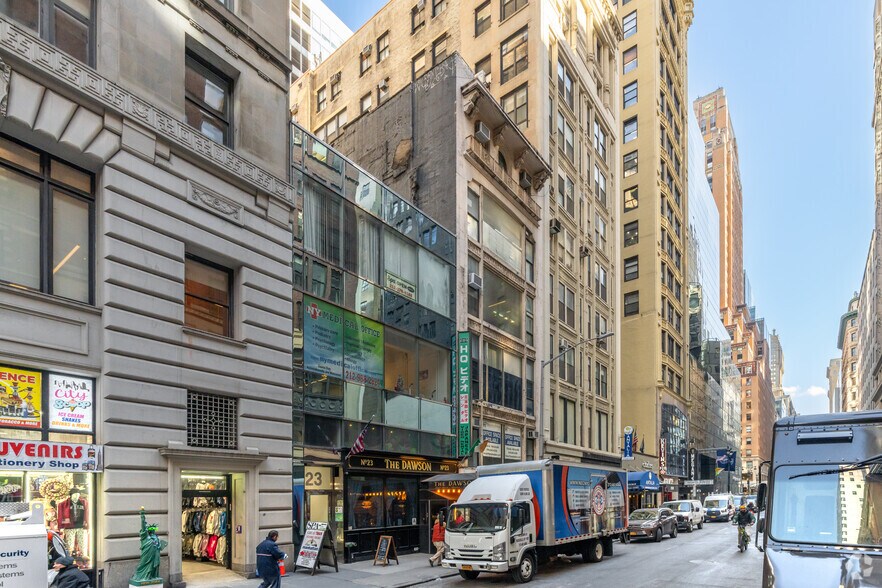 21 W 45th St, New York, NY à louer - Photo de l’immeuble – Image 3 sur 8