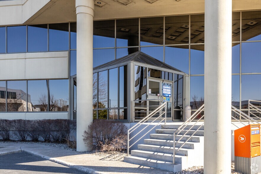 1550 Rue Ampère, Boucherville, QC à louer - Photo de l’immeuble – Image 3 sur 3