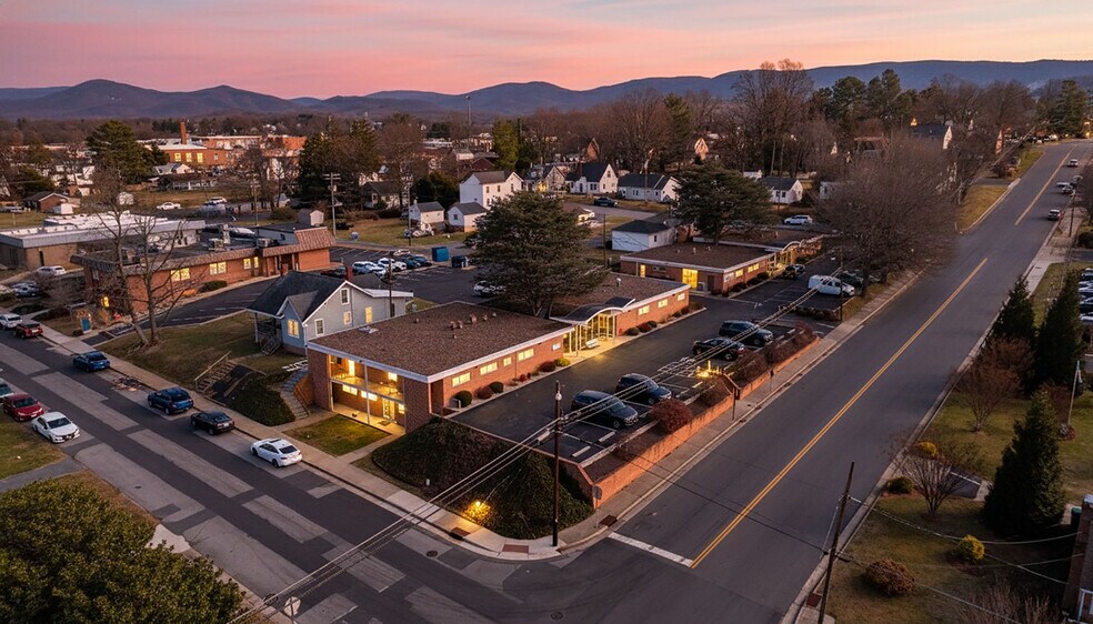 1305 13th St, Waynesboro, VA à vendre - Photo de l’immeuble – Image 1 sur 25