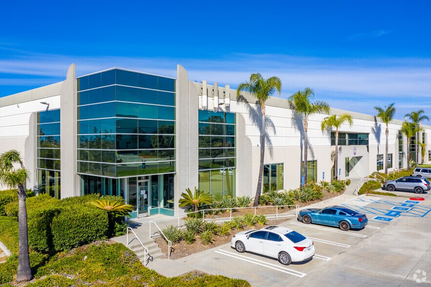 2611 Commerce Way, Vista, CA à louer - Photo de l’immeuble – Image 2 sur 6