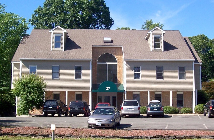 27 Mill Plain Rd, Danbury, CT à vendre - Photo principale – Image 1 sur 2