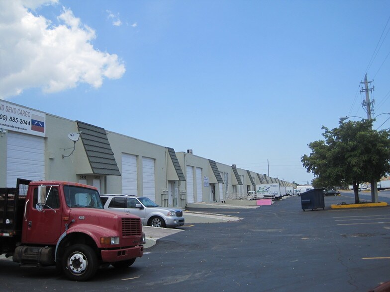 5451-5497 NW 72nd Ave, Miami, FL à louer - Photo principale – Image 1 sur 3
