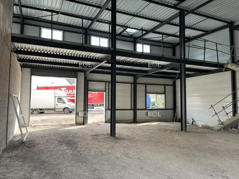 Local d’activités dans Asnières-sur-Oise à louer - Photo de la construction – Image 3 sur 5