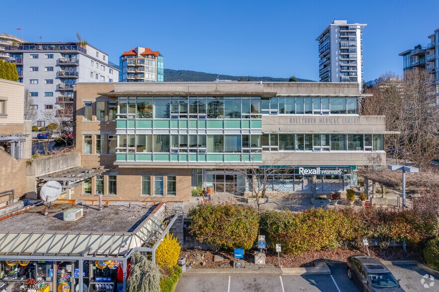 575 16th St, West Vancouver, BC à vendre - Photo de l’immeuble – Image 2 sur 6