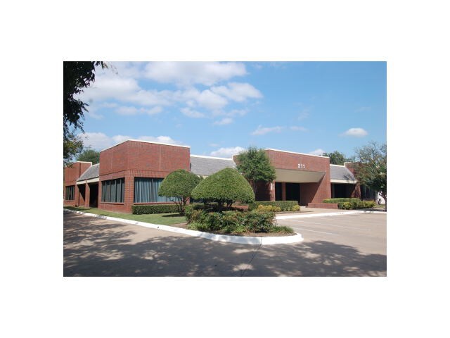 211 W Pleasant Run Rd, Lancaster, TX à louer - Photo de l’immeuble – Image 2 sur 15