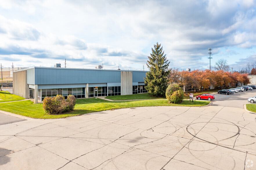13115-13131 Waco Dr, Livonia, MI à louer - Photo de l’immeuble – Image 1 sur 5