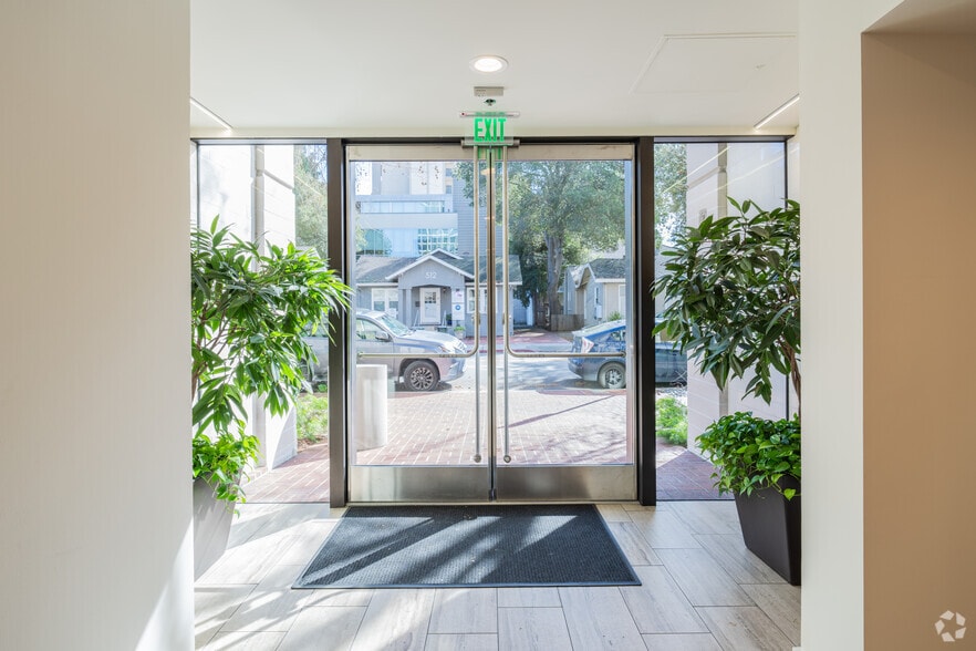 505 Hamilton Ave, Palo Alto, CA à louer - Hall d’entrée – Image 2 sur 11