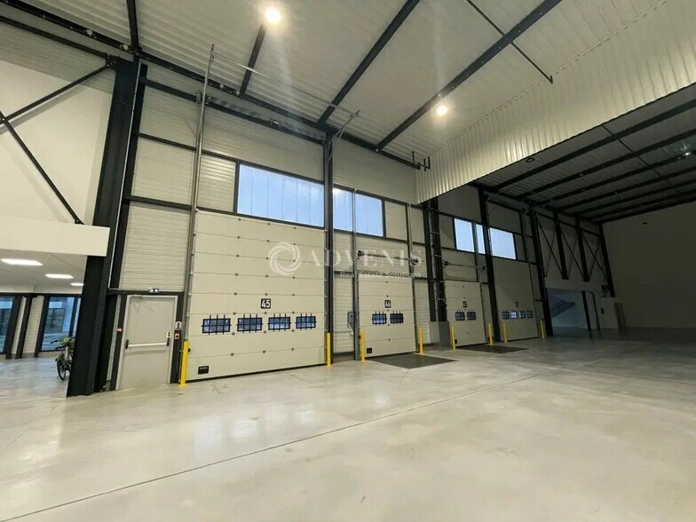 Local d’activités dans Le Bourget à louer - Photo de l’immeuble – Image 2 sur 7