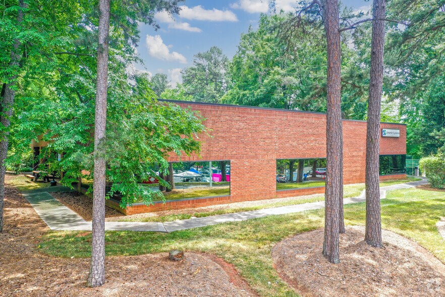 5727 Westpark Dr, Charlotte, NC à louer - Photo de l’immeuble – Image 2 sur 9