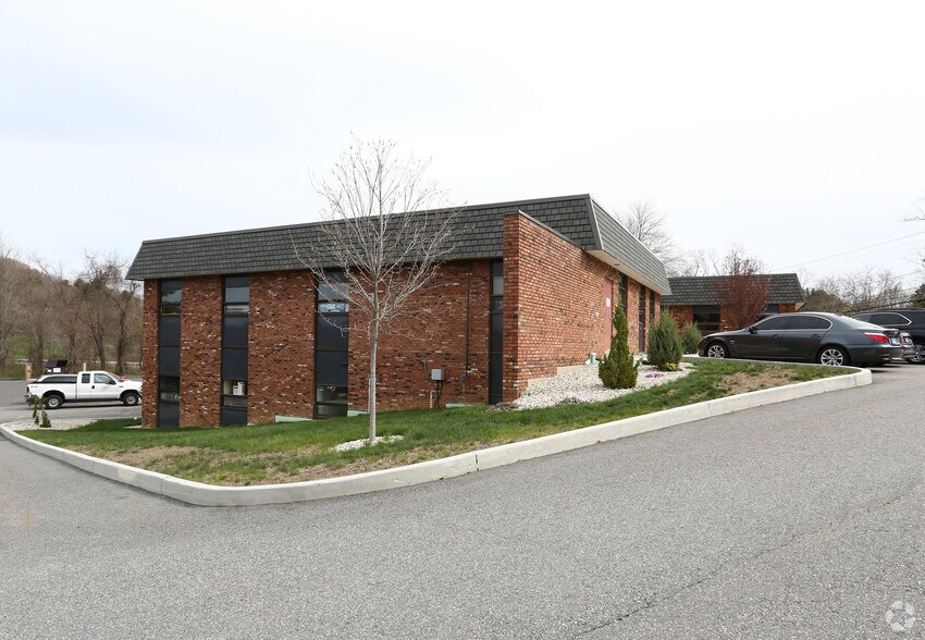 30 Peck Rd, Torrington, CT à louer - Photo de l’immeuble – Image 2 sur 11