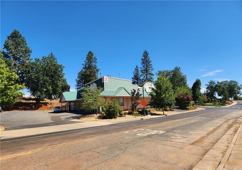 5990 Foster Rd, Paradise, CA à vendre - Photo de l’immeuble – Image 2 sur 13