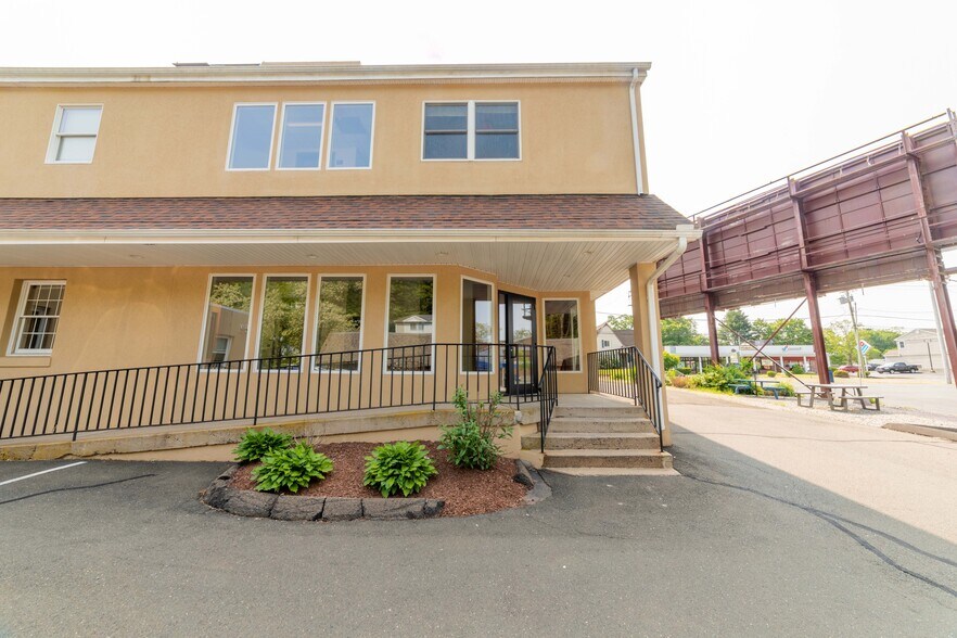 2558 Whitney Ave, Hamden, CT à louer - Photo de l’immeuble – Image 3 sur 9