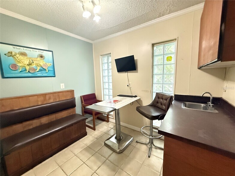 1631 W Bay Dr, Largo, FL à louer - Photo de l’immeuble – Image 3 sur 7