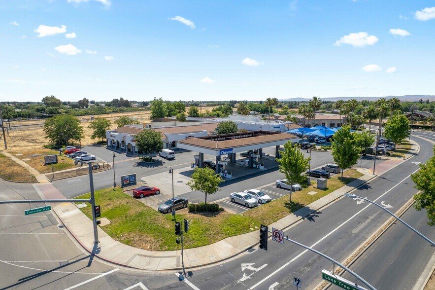 6925 Lone Tree Way, Brentwood, CA à vendre - Photo de l’immeuble – Image 2 sur 10