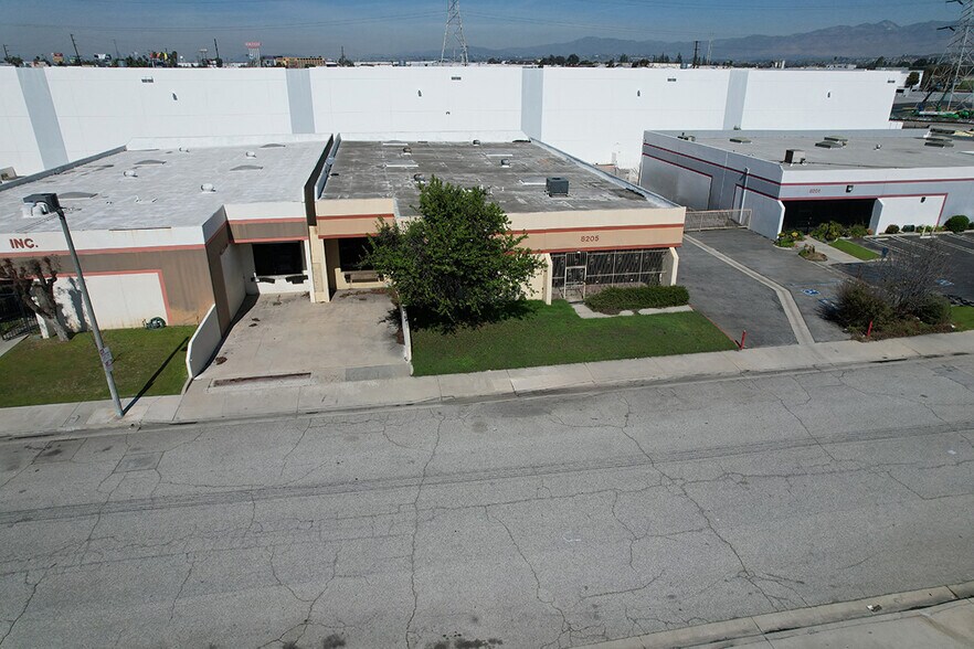 8205 Industry Ave, Pico Rivera, CA à louer - Photo de l’immeuble – Image 2 sur 7