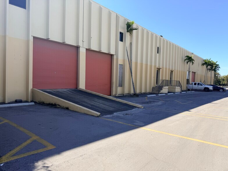 9202-9210 NW 106th St, Medley, FL à louer - Photo de l’immeuble – Image 3 sur 13