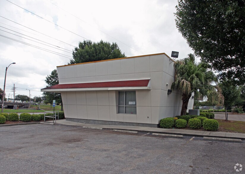 3875 Gen De Gaulle Dr, New Orleans, LA à louer - Photo de l’immeuble – Image 2 sur 2