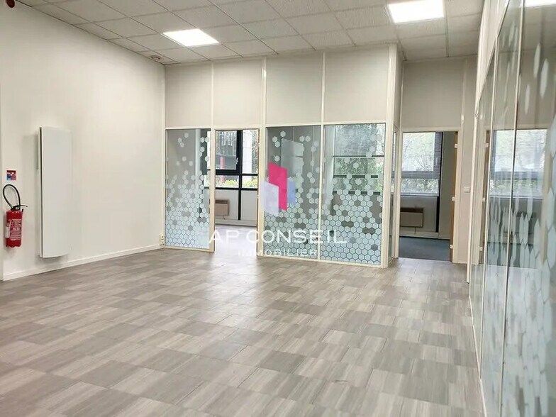 Bureau dans Guyancourt à louer - Photo de l’immeuble – Image 1 sur 5