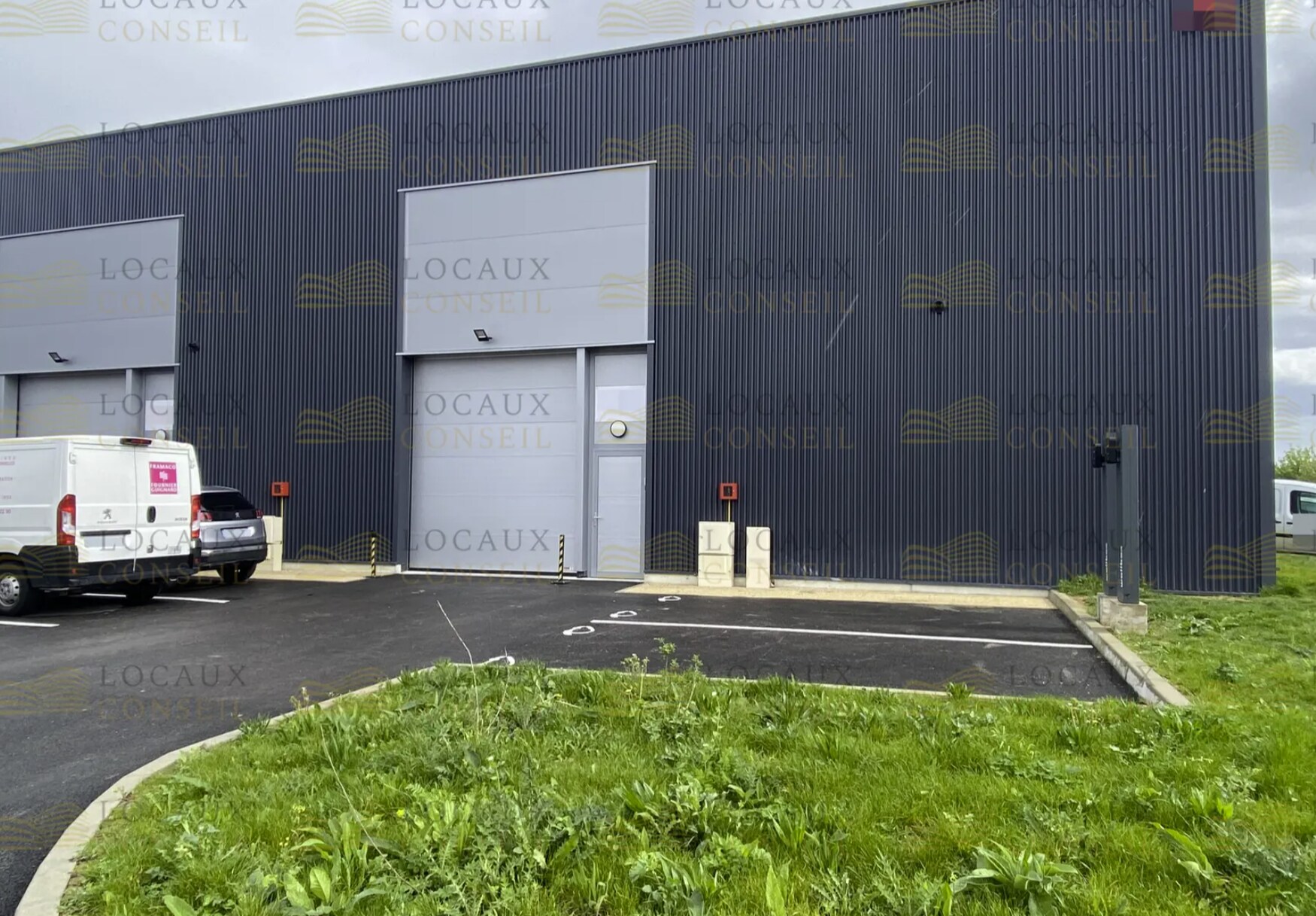 Industriel/Logistique dans Frépillon à louer Photo principale– Image 1 sur 3