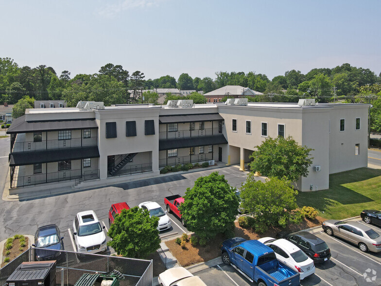 2102 N Elm St, Greensboro, NC à louer - Photo de l’immeuble – Image 3 sur 6