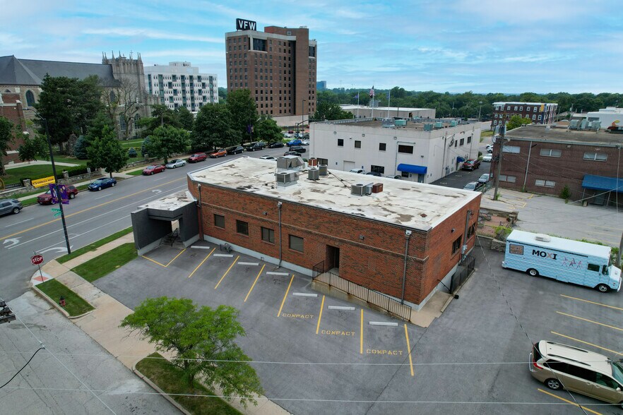 300 W Linwood Blvd, Kansas City, MO à vendre - Photo de l’immeuble – Image 2 sur 3