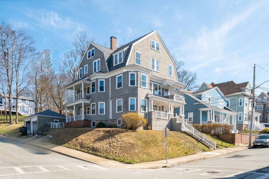 341 Belmont St, Fall River, MA à vendre - Photo principale – Image 1 sur 27