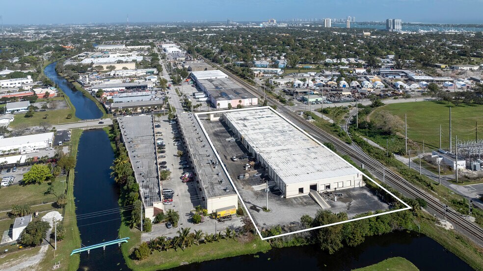 1100 25th St, West Palm Beach, FL à louer - Photo de l’immeuble – Image 1 sur 12