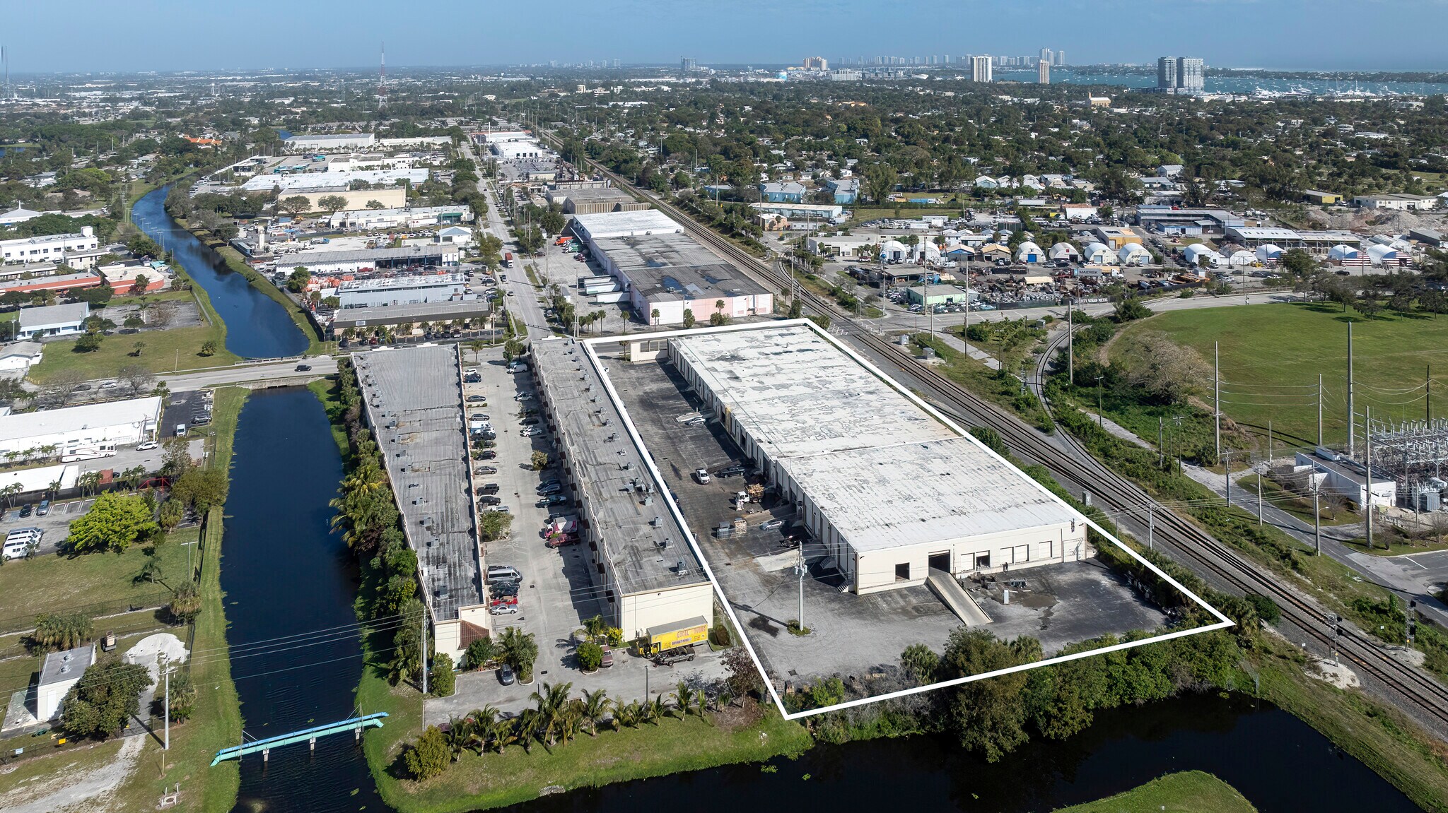 1100 25th St, West Palm Beach, FL à louer Photo de l’immeuble– Image 1 sur 14