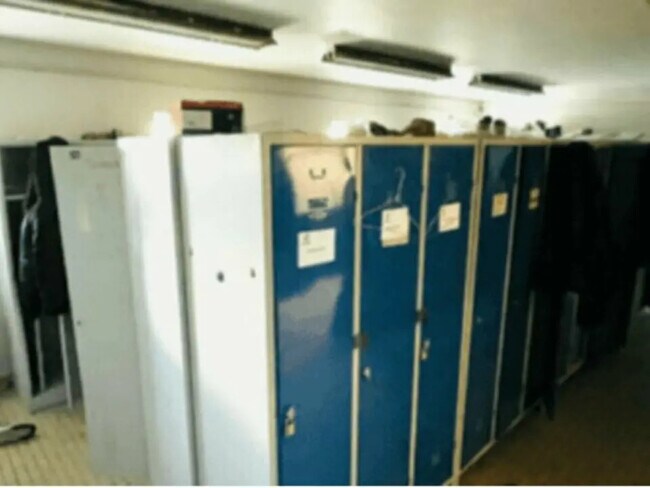 Plus de détails pour Local d’activités à vendre