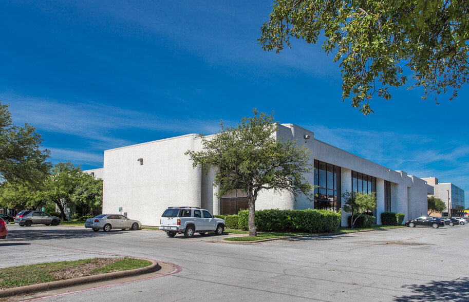 1425 W Pioneer Dr, Irving, TX à louer - Photo de l’immeuble – Image 2 sur 10