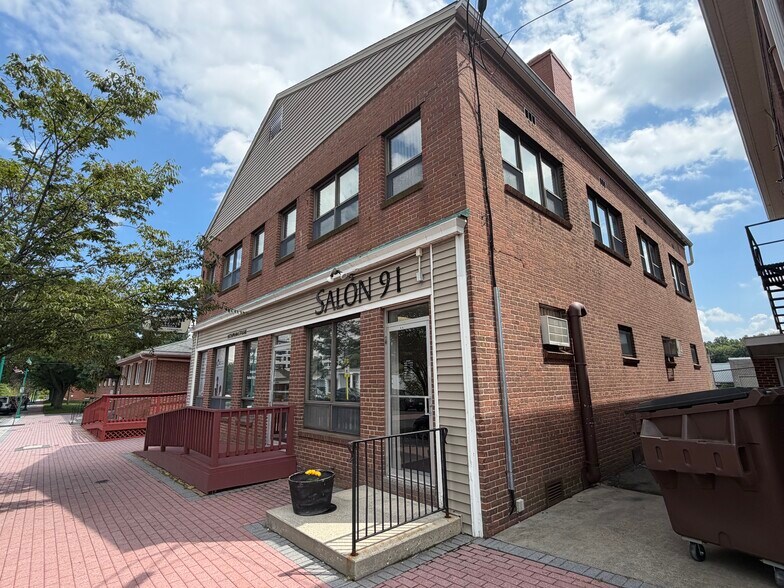 93 Market Sq, Newington, CT à vendre - Photo principale – Image 1 sur 30