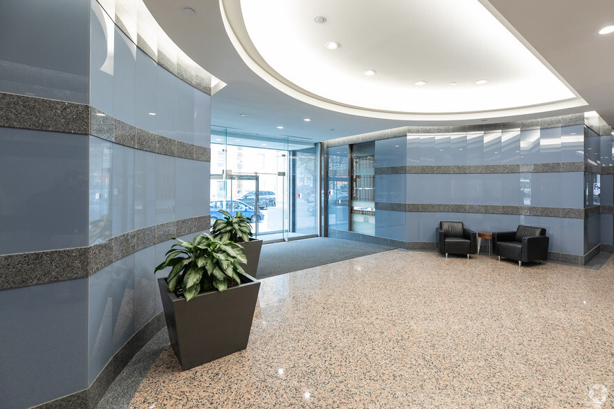 525 University Ave, Toronto, ON à louer - Hall d’entrée – Image 2 sur 4
